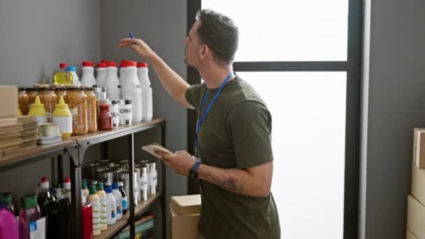 Homme Concentré Portant Une Lanière Fait Inventaire Dans Entrepôt Avec — Video