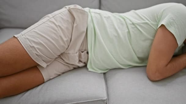 一个英俊的男人 留着胡子 安详地睡在舒适的家室内灰色的沙发上 — 图库视频影像