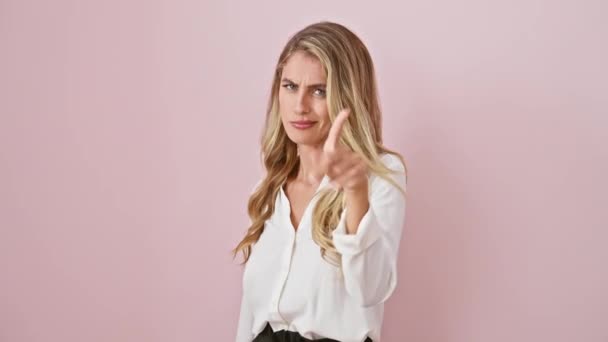 Косметична Молода Блондинка Сорочці Стоїть Над Рожевим Ізольованим Тлом Вказуючи — стокове відео