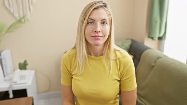 Mulher Loira Atraente Uma Camiseta Fechando Secretamente Lábios Com Dedo — Vídeo de Stock