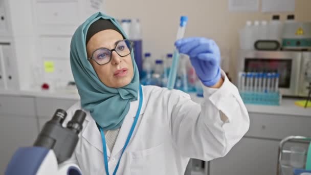 Eine Reife Wissenschaftlerin Hidschab Bei Der Untersuchung Eines Reagenzglases Labor — Stockvideo
