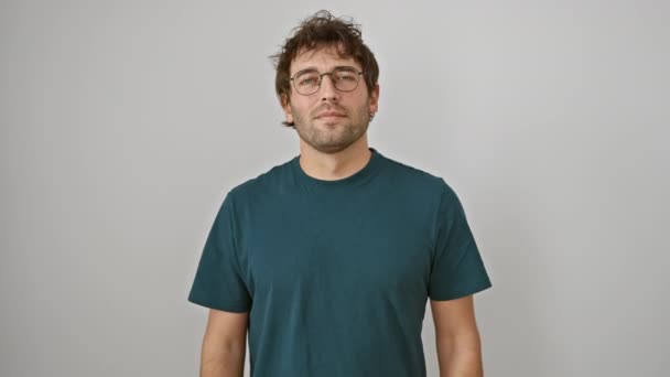 Veselý Mladý Hispánec Brýlích Zkříženýma Rukama Sebevědomým Úsměvem Portrét Úspěšného — Stock video