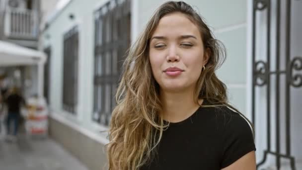 Vibrant Young Beautiful Hispanic Woman Confidently Expressing Joy While Speaking — Stock Video