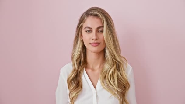 Fantastisk Ung Blond Kvinna Klädd Skjorta Punkter Överraskade Framåt Med — Stockvideo