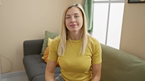 Будучи Блондинкою Вдома Впевнено Показуючи Щасливий Номер Сім Жестів Пальцями — стокове відео