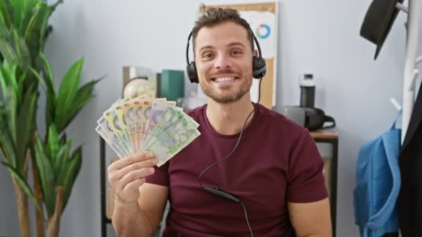 Opgewonden Jongeman Headset Wijst Vrolijk Naar Roemeense Lei Bankbiljetten Die — Stockvideo