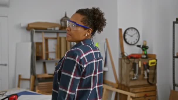 Mulher Sorridente Usando Óculos Segurança Uma Oficina Carpintaria Cercada Por — Vídeo de Stock