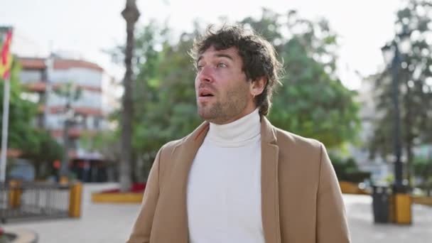 Junger Hispanischer Mann Mantel Bedeckt Mund Mit Der Hand Schockiert — Stockvideo