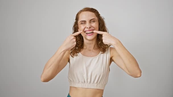 Fröhliche Junge Frau Präsentiert Perfekte Zahngesundheit Zeigt Auf Zähne Und — Stockvideo