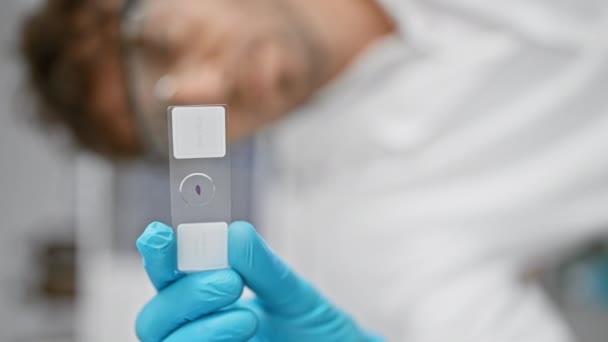 Man Gloves Holds Medical Test Laboratory Setting Focusing Healthcare Diagnostics — Stock Video