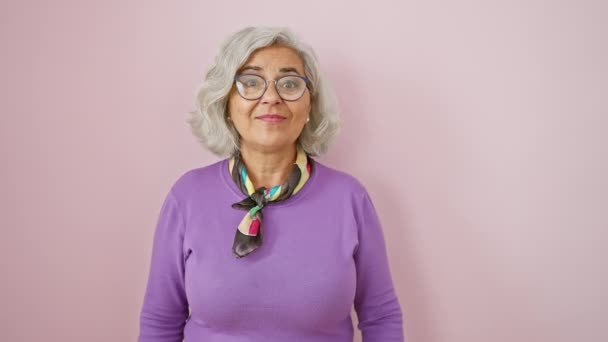 Glada Medelålders Kvinna Med Grått Hår Stående Svepande Sina Glasögon — Stockvideo