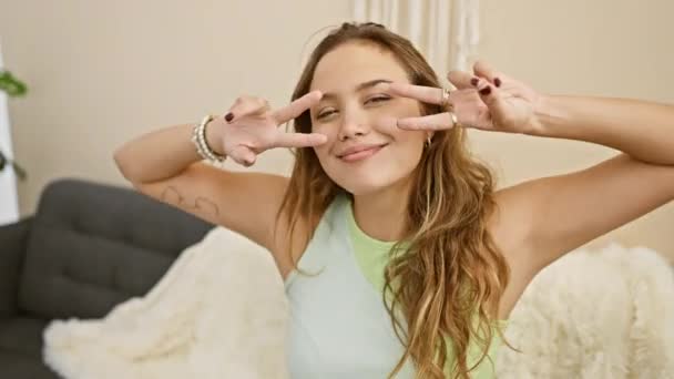 Fröhliche Junge Hispanische Frau Die Das Siegessymbol Mit Den Fingern — Stockvideo