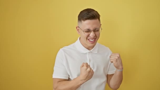 Radosny Młody Hiszpan Okularach Krzyczy Zwycięstwie Podekscytowany Facet Stoi Odizolowany — Wideo stockowe