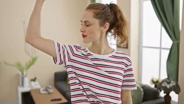 Selbstbewusste Junge Frau Gestreiftem Hemd Zeigt Ihre Muskeln Und Posiert — Stockvideo