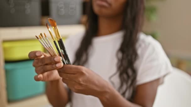 그녀의 창조적 표현에 초점을 페인트 브러시를 아프리카 예술가의 클로즈업 — 비디오