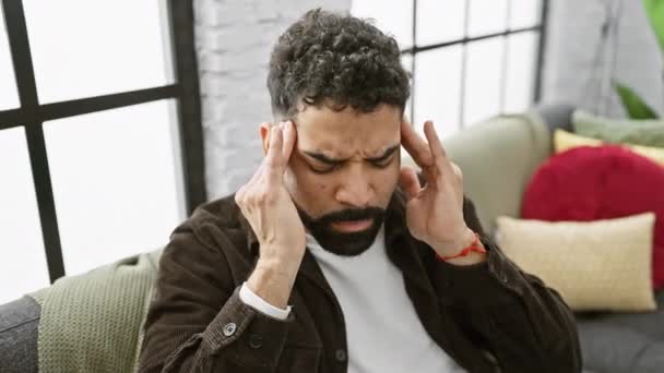 Stresli Genç Adam Evde Baş Ağrısı Çekiyor Depresyonda Olan Spanyol — Stok video