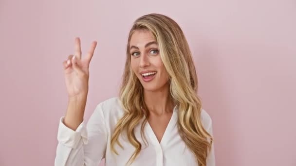 Весела Красива Блондинка Вказує Пальцями Виховує Велику Посмішку Над Рожевим — стокове відео