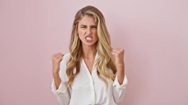 Mujer Rubia Con Camisa Puños Levantados Con Furia Enojado Frustrado — Vídeo de stock