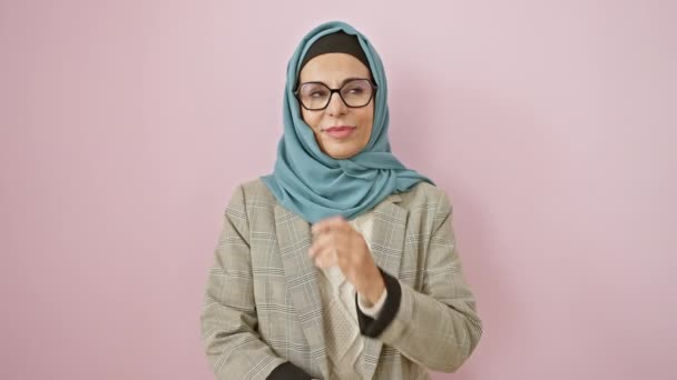 Mulher Hispânica Alegre Meia Idade Hijab Mão Queixo Perdida Dúvidas — Vídeo de Stock