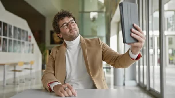 Szczęśliwy Człowiek Smart Casual Biorąc Selfie Pomieszczeniach Naturalnym Świetle Nowoczesnym — Wideo stockowe