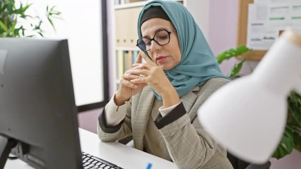 Uma Mulher Profissional Contemplativa Hijab Senta Sua Mesa Escritório Com — Vídeo de Stock