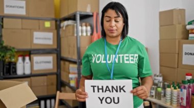 Orta yaşlı İspanyol kadın bağışlarla dolu bir depoda 