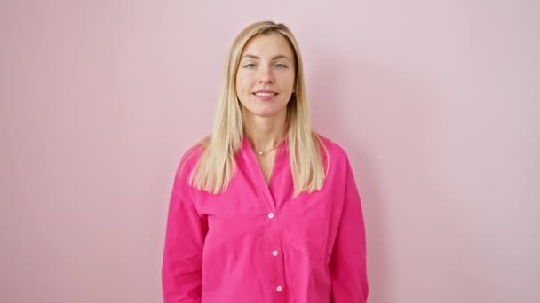 Cheerful Young Blonde Woman Smiling Pointing Upwards Pink Isolated Background — Stock Video