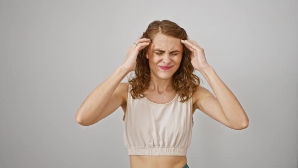 Stresli Genç Bir Kadın Acı Verici Bir Migrenle Boğuşuyor Beyaz — Stok video
