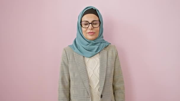 Mulher Hispânica Meia Idade Frustrada Hijab Uma Expressão Isolada Raiva — Vídeo de Stock