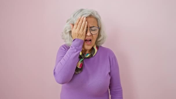 Mujer Mediana Edad Cansada Con Pelo Gris Bostezando Cubriendo Cara — Vídeo de stock