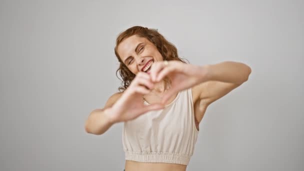 Χαρούμενη Νεαρή Γυναίκα Στέκεται Κάνοντας Μια Συμβολική Χειρονομία Καρδιάς Χέρια — Αρχείο Βίντεο