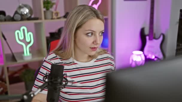 Puzzled Pensive Uncertain Young Blonde Woman Streaming Gaming Room Wonders — Stock Video