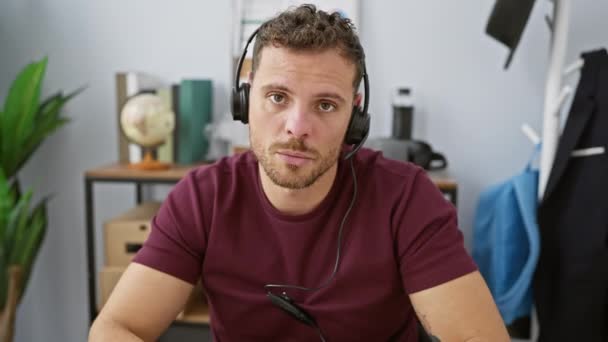 Homem Hispânico Casual Com Barba Usando Sorrisos Fone Ouvido Ambiente — Vídeo de Stock