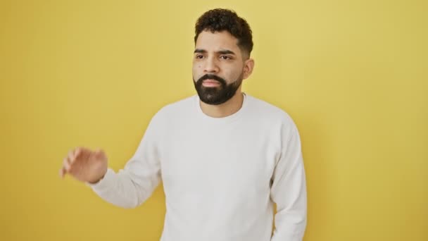 Öfkeli Genç Adam Yüksek Sesle Bağırıyor Sarı Arka Planda Duran — Stok video
