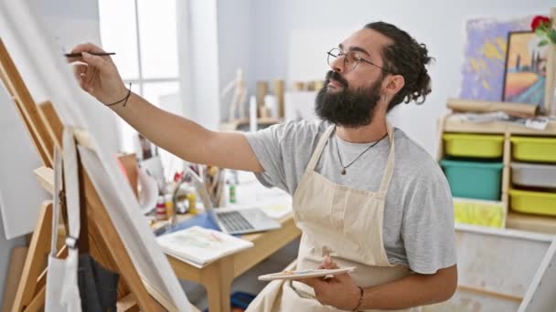 Homme Barbu Peignant Attentivement Sur Une Toile Dans Atelier Art — Video