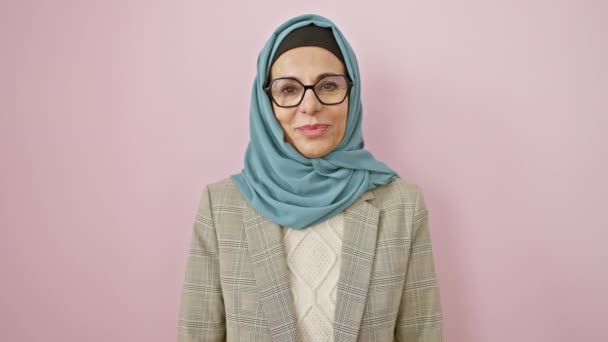 Vennlig Middelalder Hispanic Kvinne Hijab Blinker Seier Tegn Med Fingrene – stockvideo