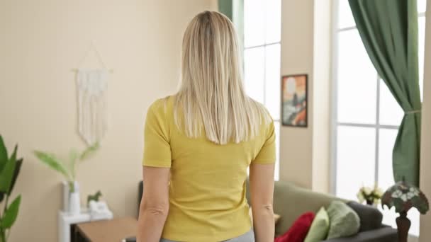 Vol Zelfliefde Jonge Vrolijke Blonde Vrouw Thuis Draagt Een Shirt — Stockvideo