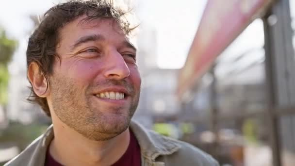 一个带着胡子 面带微笑的惊慌失措的男人 享受着城市街道上阳光普照的氛围 — 图库视频影像