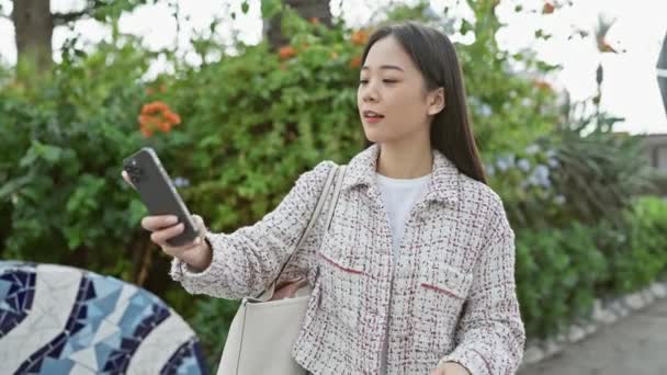 Una Joven Asiática Una Chaqueta Tweed Casual Tomando Una Selfie — Vídeos de Stock