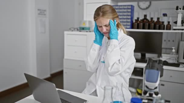 Znepokojená Žena Vědec Laboratorním Plášti Pocit Stresu Laboratoři Notebookem Mikroskopem — Stock video