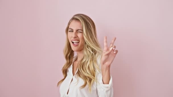 Усміхнена Молода Блондинка Сорочці Впевнено Блимає Знак Перемоги Двох Пальцях — стокове відео