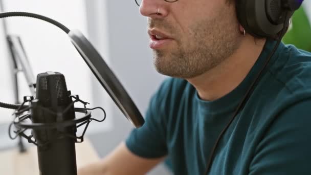 Фокусований Чоловік Навушниками Розмовляють Студійному Мікрофоні Пропонує Налаштування Подкасту Або — стокове відео
