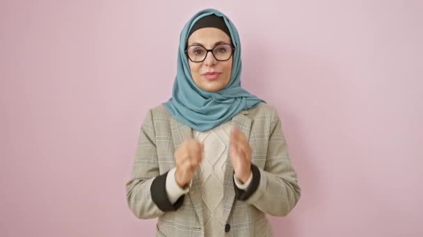 Ohromený Středního Věku Hispánská Žena Hidžábu Ukazuje Šok Strach Růžové — Stock video