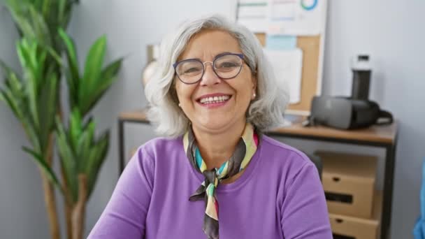Χαρούμενη Μεσήλικη Γυναίκα Γκρίζα Μαλλιά Αυτοπεποίθηση Επιδεικνύοντας Χαμόγελο Στο Γραφείο — Αρχείο Βίντεο