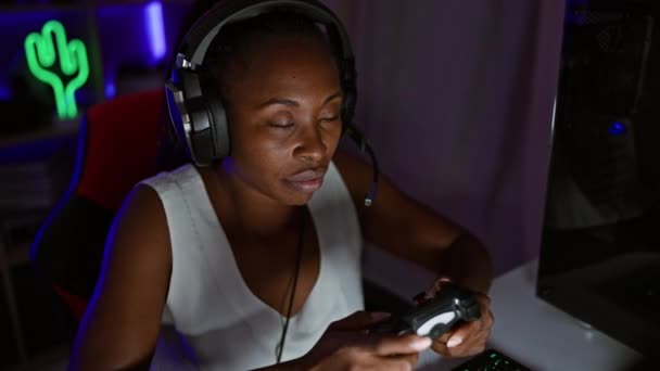 Wanita Terfokus Menikmati Permainan Video Rumah Dengan Pengendali Malam Hari — Stok Video