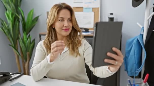 Uma Mulher Hispânica Confiante Tira Uma Selfie Seu Escritório Mostrando — Vídeo de Stock