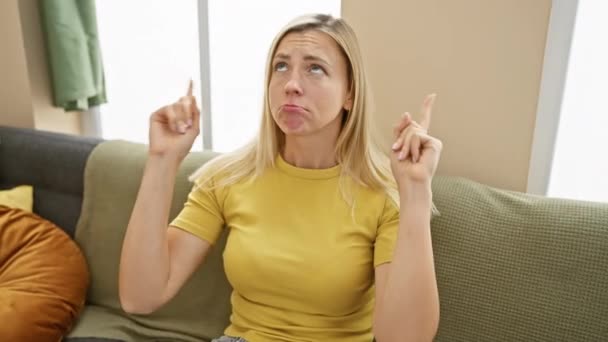 Overstuur Jonge Blonde Vrouw Draagt Shirt Thuis Wijst Omhoog Expressief — Stockvideo