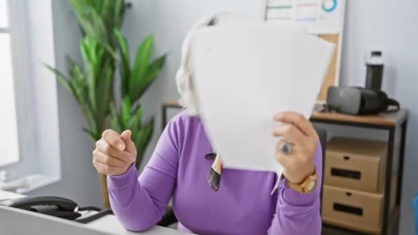 Olgun Bir Kadın Modern Ofis Ortamında Kağıtlarla Kendini Yelpazeliyor — Stok video