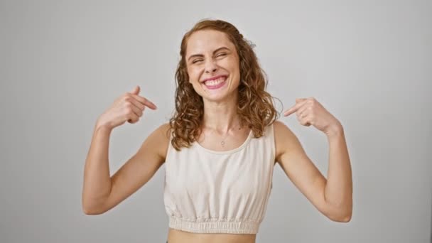 Fröhliche Junge Frau Mit Durchdringendem Selbstwertgefühl Selbstbewusst Auf Sich Selbst — Stockvideo