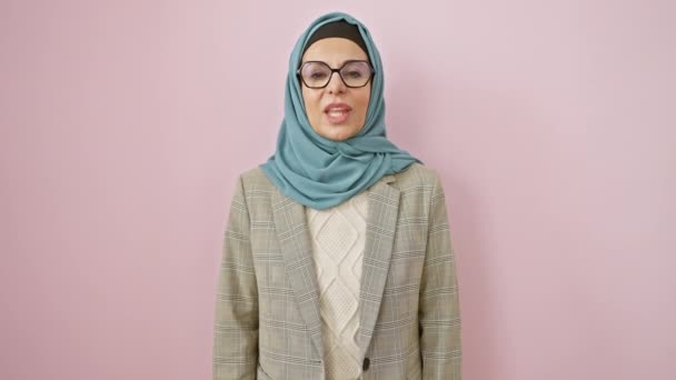 Urocza Latynoska Kobieta Średnim Wieku Hidżabie Wieje Zabawnym Pocałunkiem Przed — Wideo stockowe